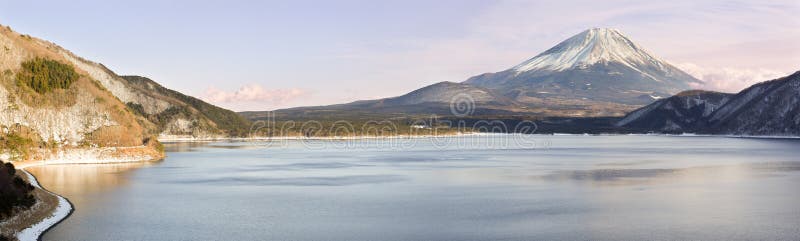 ΑΜ Φούτζι (Fujisan) από τη λίμνη Motosuko - τοπίο πανοράματος στοκ φωτογραφίες ΑΜ Φούτζι (Fujisan) από τη λίμνη Motosuko - τοπίο πανοράματος στοκ φωτογραφίες