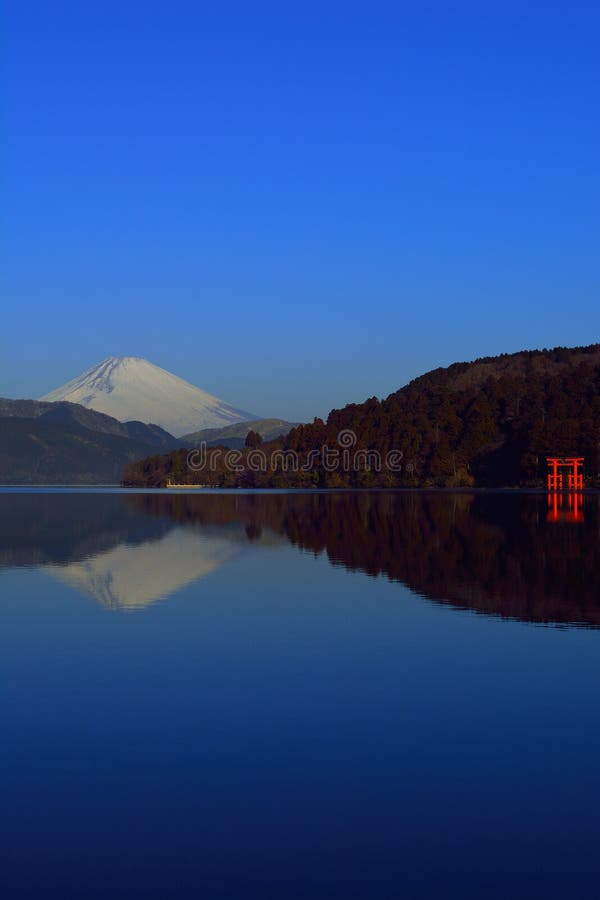 ΑΜ Φούτζι και το Torii της ειρήνης από τη λίμνη Ashi Hakone Ιαπωνία στοκ φωτογραφία με δικαίωμα ελεύθερης χρήσης ΑΜ Φούτζι και το Torii της ειρήνης από τη λίμνη Ashi Hakone Ιαπωνία στοκ φωτογραφία με δικαίωμα ελεύθερης χρήσης