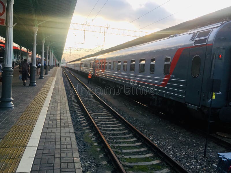 Αμαξοστοιχία που αναχωρεί από την πλατφόρμα στοκ εικόνα με δικαίωμα ελεύθερης χρήσης Αμαξοστοιχία που αναχωρεί από την πλατφόρμα στοκ εικόνα με δικαίωμα ελεύθερης χρήσης