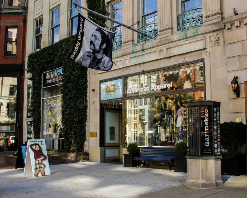 Αμερικανική ενδυμασία, Newbury ST στοκ φωτογραφία με δικαίωμα ελεύθερης χρήσης Αμερικανική ενδυμασία, Newbury ST στοκ φωτογραφία με δικαίωμα ελεύθερης χρήσης
