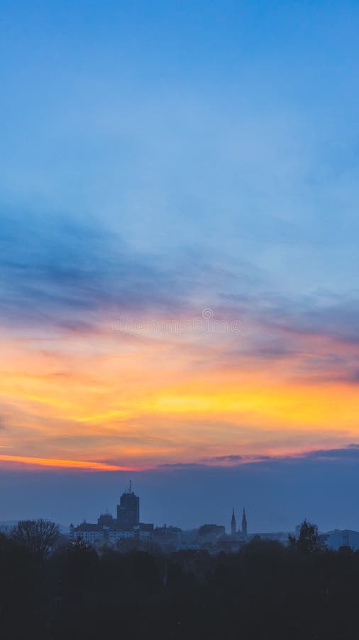 Αμυδρό χειμερινό λυκόφως Σύννεφα στο ηλιοβασίλεμα πέρα από τη σκοτεινή βιομηχανική πόλη στοκ φωτογραφίες με δικαίωμα ελεύθερης χρήσης Αμυδρό χειμερινό λυκόφως Σύννεφα στο ηλιοβασίλεμα πέρα από τη σκοτεινή βιομηχανική πόλη στοκ φωτογραφίες με δικαίωμα ελεύθερης χρήσης