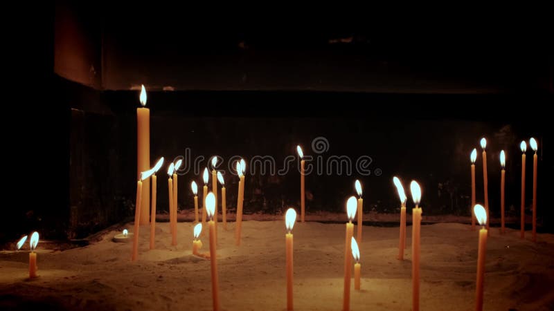 ανάβουν κεριά στην εκκλησία. κλείσιμο φωτογραφίας