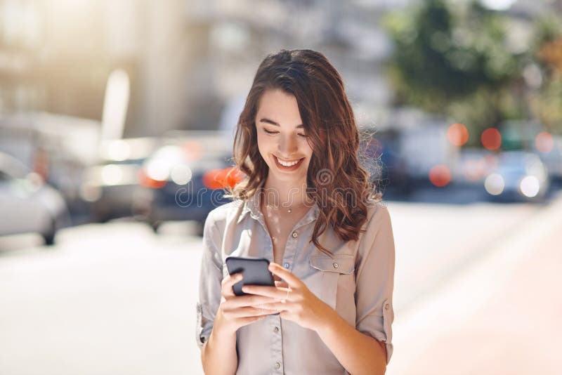 ανάγνωση πόλης και γυναίκα με smartphone για μήνυμα κειμένου συνομιλίας ή δικτύωση με ηλεκτρονική επαφή. εξωτερικό θηλυκό άτομο στοκ εικόνες