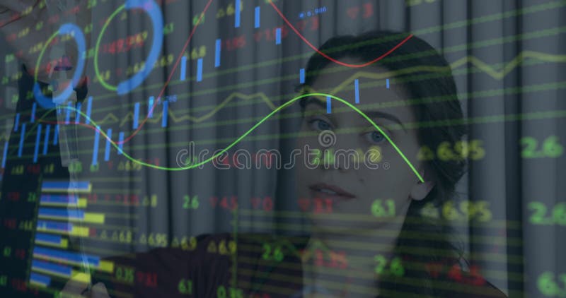 Ανάλυση των οικονομικών τάσεων γυναίκα που βλέπει τα στοιχεία των χρηματιστηρίων απόθεμα βίντεο