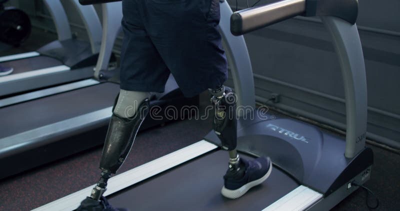 ανάπηρος άνδρας με βιονικό καλλιτεχνικό πόδι που εργάζεται σε τρέιλερ στο αθλητικό κέντρο απόθεμα βίντεο