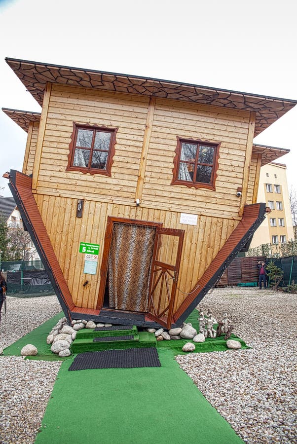 Ανάποδο σπίτι έλξης σε Zakopane στοκ εικόνα με δικαίωμα ελεύθερης χρήσης Ανάποδο σπίτι έλξης σε Zakopane στοκ εικόνα με δικαίωμα ελεύθερης χρήσης