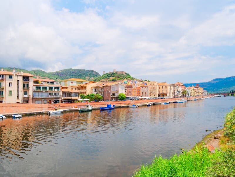 Ανάχωμα ποταμών στην πόλη Bosa με τα ζωηρόχρωμα, χαρακτηριστικά ιταλικά σπίτια επαρχία Oristano, Σαρδηνία, Ιταλία στοκ φωτογραφία με δικαίωμα ελεύθερης χρήσης Ανάχωμα ποταμών στην πόλη Bosa με τα ζωηρόχρωμα, χαρακτηριστικά ιταλικά σπίτια επαρχία Oristano, Σαρδηνία, Ιταλία στοκ φωτογραφία με δικαίωμα ελεύθερης χρήσης