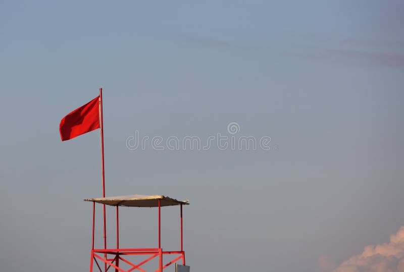 Αναγνώριση του πύργου για τα lifeguards με τη κόκκινη σημαία για να προειδοποιήσει για το δ στοκ εικόνες με δικαίωμα ελεύθερης χρήσης Αναγνώριση του πύργου για τα lifeguards με τη κόκκινη σημαία για να προειδοποιήσει για το δ στοκ εικόνες με δικαίωμα ελεύθερης χρήσης