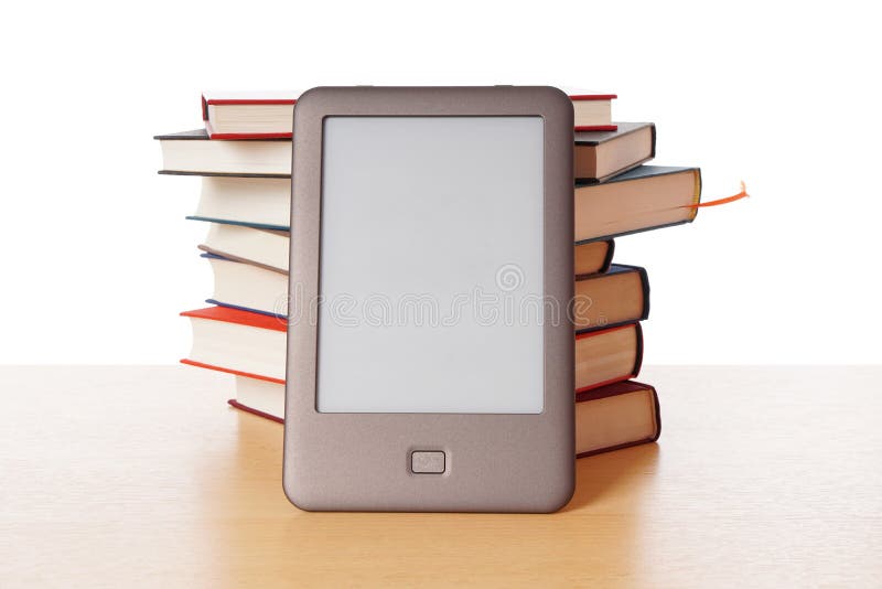 Αναγνώστης Ebook εναντίον του σωρού των βιβλίων στοκ εικόνες Αναγνώστης Ebook εναντίον του σωρού των βιβλίων στοκ εικόνες