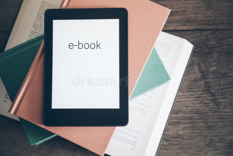 Αναγνώστης EBook σε έναν σωρό των βιβλίων στοκ φωτογραφίες Αναγνώστης EBook σε έναν σωρό των βιβλίων στοκ φωτογραφίες