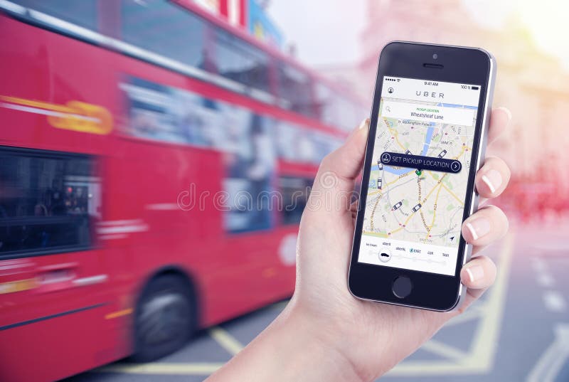 Αναζήτηση αυτοκινήτων από Uber app που επιδεικνύεται στην οθόνη iPhone της Apple στο θηλυκό χέρι στοκ φωτογραφία με δικαίωμα ελεύθερης χρήσης Αναζήτηση αυτοκινήτων από Uber app που επιδεικνύεται στην οθόνη iPhone της Apple στο θηλυκό χέρι στοκ φωτογραφία με δικαίωμα ελεύθερης χρήσης