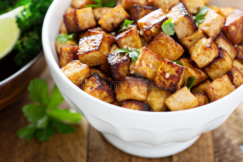 Ανακατώστε τηγανισμένο tofu σε ένα κύπελλο στοκ φωτογραφία Ανακατώστε τηγανισμένο tofu σε ένα κύπελλο στοκ φωτογραφία