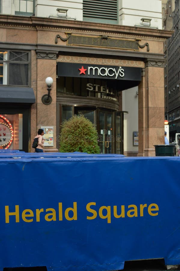 Ανακοινώστε το τετραγωνικό σημάδι Macy ` s χτίζοντας το υπόβαθρο πόλεων της Νέας Υόρκης στοκ φωτογραφία με δικαίωμα ελεύθερης χρήσης