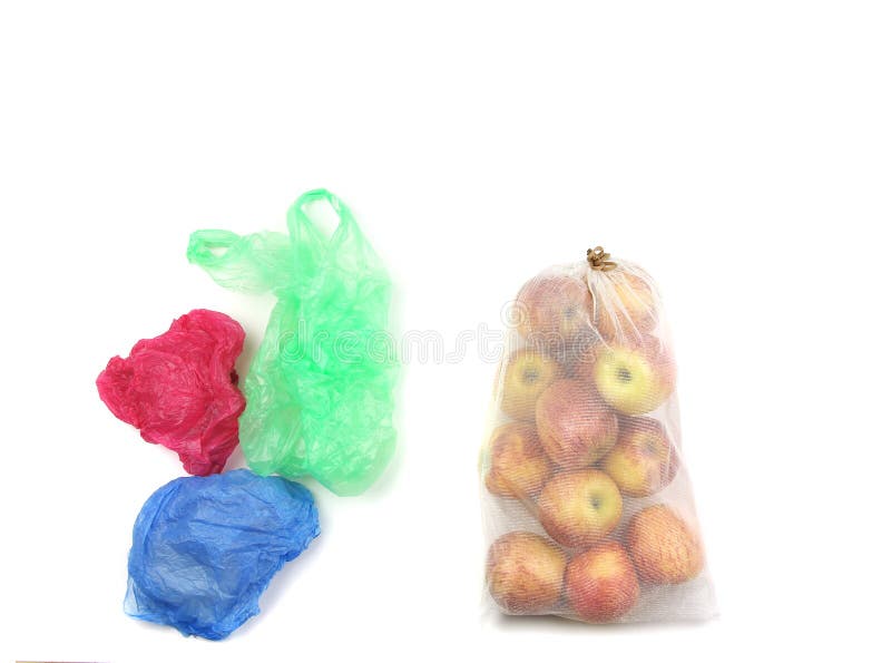 Ανακυκλώσιμος σάκος από δίχτυα δικτυώματος, από μήλα και σωρός από έγχρωμες πλαστικές σακούλες μιας χρήσης, σε λευκό φόντο, ωφέλι