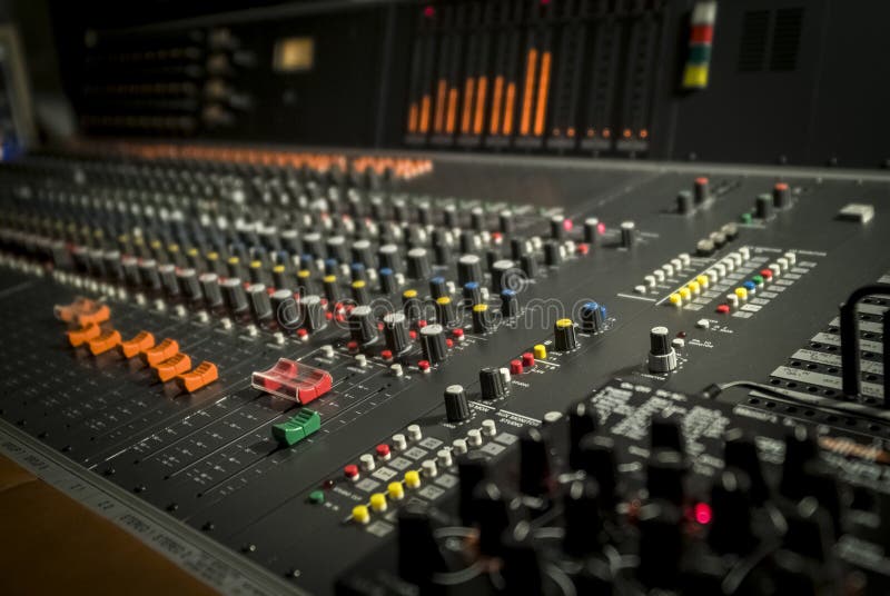 Αναλυτική Ï€Ïοβολή του Professional multitrack Studio mixer για ηχογÏάφηση στοκ εικόνες Αναλυτική Ï€Ïοβολή του Professional multitrack Studio mixer για ηχογÏάφηση στοκ εικόνες