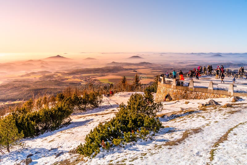 αναμέτρηση βεράντα στο ξενοδοχείο jested mountain. ηλιόλουστος χειμώνας ημέρα θέα των τουριστών και ομιχλώδες τοπίο. λίμπερες τσεχ στοκ φωτογραφίες