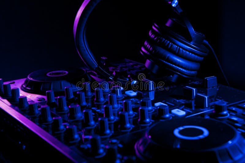 Αναμίκτης του DJ με τα ακουστικά στοκ εικόνες Αναμίκτης του DJ με τα ακουστικά στοκ εικόνες