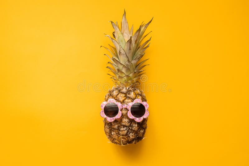 Ανανάς Hipster μόδας στα γυαλιά ηλίου Φωτεινό θερινό χρώμα r Δημιουργική έννοια τέχνης Ελάχιστο κόμμα παραλιών ύφους καυτό στοκ φωτογραφίες με δικαίωμα ελεύθερης χρήσης Ανανάς Hipster μόδας στα γυαλιά ηλίου Φωτεινό θερινό χρώμα r Δημιουργική έννοια τέχνης Ελάχιστο κόμμα παραλιών ύφους καυτό στοκ φωτογραφίες με δικαίωμα ελεύθερης χρήσης