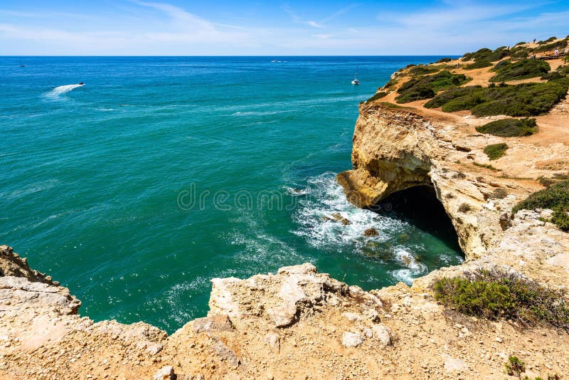 αναρριχήσεις του algarve που παραβλέπουν τον ατλαντικό ωκεανό πάνω από τη σπηλιά μπεναγίλ lagoa portuguga στοκ φωτογραφίες με δικαίωμα ελεύθερης χρήσης