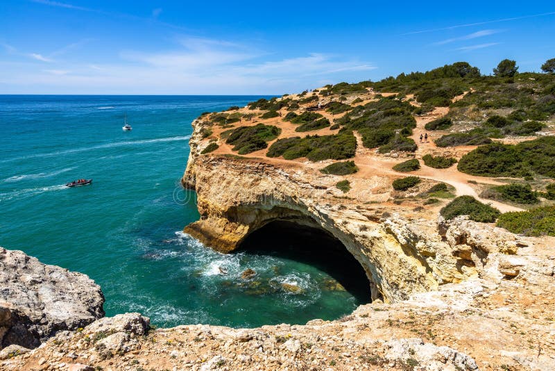 αναρριχήσεις του algarve που παραβλέπουν τον ατλαντικό ωκεανό πάνω από τη σπηλιά μπεναγίλ lagoa portuguga στοκ εικόνα με δικαίωμα ελεύθερης χρήσης