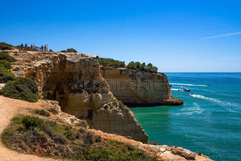 αναρριχήσεις του algarve που παραβλέπουν τον ατλαντικό ωκεανό πάνω από τη σπηλιά μπεναγίλ lagoa portuguga στοκ εικόνα