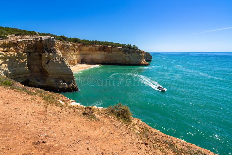 αναρριχήσεις του algarve που παραβλέπουν τον ατλαντικό ωκεανό πάνω από τη σπηλιά μπεναγίλ lagoa portuguga στοκ φωτογραφία