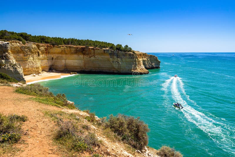 αναρριχήσεις του algarve που παραβλέπουν τον ατλαντικό ωκεανό πάνω από τη σπηλιά μπεναγίλ lagoa portuguga στοκ εικόνες