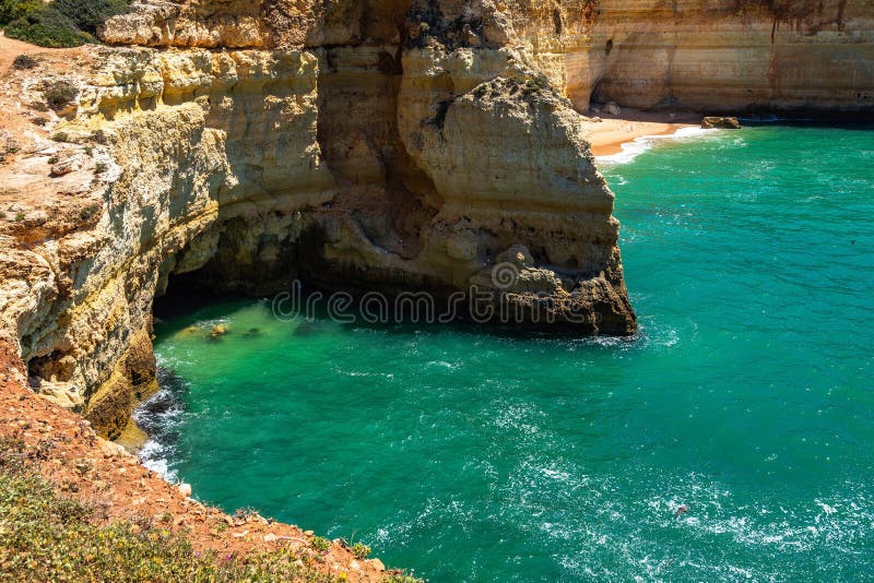 αναρριχήσεις του algarve που παραβλέπουν τον ατλαντικό ωκεανό πάνω από τη σπηλιά μπεναγίλ lagoa portuguga στοκ φωτογραφία