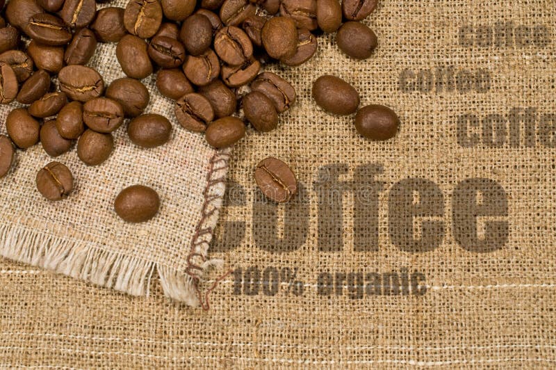 Ανασκόπηση με τη σύσταση burlap και καφέ των φασολιών στοκ φωτογραφίες με δικαίωμα ελεύθερης χρήσης Ανασκόπηση με τη σύσταση burlap και καφέ των φασολιών στοκ φωτογραφίες με δικαίωμα ελεύθερης χρήσης