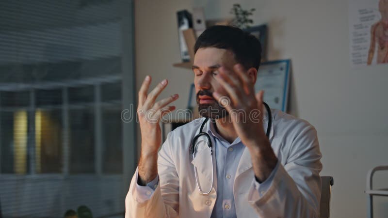 αναστατωμένος γιατρός που εξετάζει ακτινολογικές εξετάσεις το βράδυ. κλείσιμο ελέγχου ψυχοθεραπευτών με γενεσιουργούς κανόνες απόθεμα βίντεο