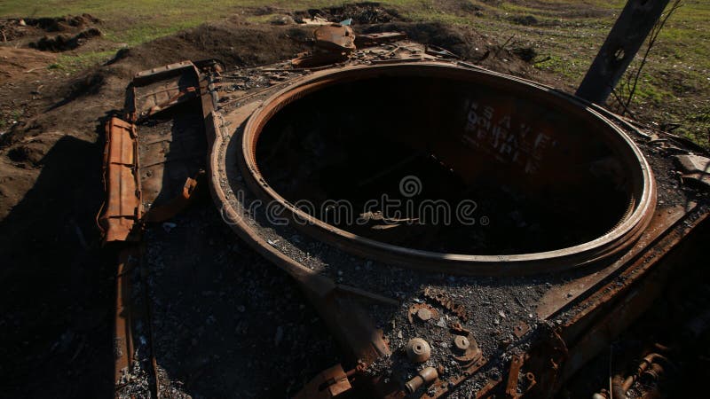 Ανατιναγμένη δεξαμενή στον πόλεμο Caterpillar κορμός στοκ εικόνα Ανατιναγμένη δεξαμενή στον πόλεμο Caterpillar κορμός στοκ εικόνα
