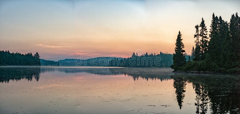 Ανατολή λιμνών Parc de Λα Mauricie Κεμπέκ στο πανόραμα στοκ φωτογραφία με δικαίωμα ελεύθερης χρήσης Ανατολή λιμνών Parc de Λα Mauricie Κεμπέκ στο πανόραμα στοκ φωτογραφία με δικαίωμα ελεύθερης χρήσης
