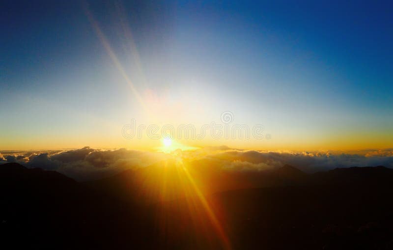 Ανατολή στο εθνικό πάρκο Haleakala υποστηριγμάτων, Maui στοκ φωτογραφία με δικαίωμα ελεύθερης χρήσης Ανατολή στο εθνικό πάρκο Haleakala υποστηριγμάτων, Maui στοκ φωτογραφία με δικαίωμα ελεύθερης χρήσης