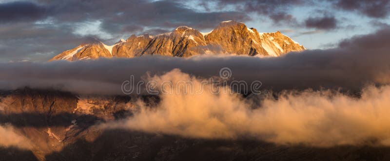 Ανατολή μπροστά από Monte Rosa στοκ φωτογραφίες με δικαίωμα ελεύθερης χρήσης