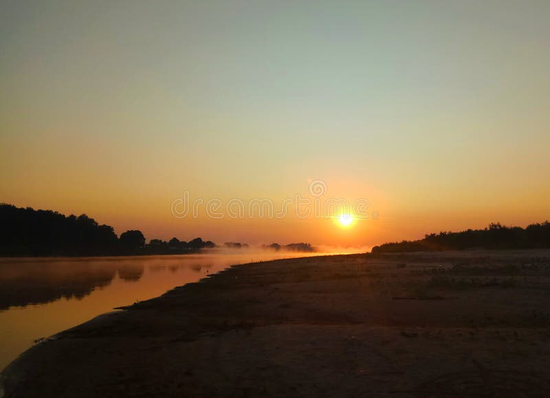 ανατολή πέρα από το misty ποταμό άγρια φύση της Ρωσίας στοκ εικόνα με δικαίωμα ελεύθερης χρήσης ανατολή πέρα από το misty ποταμό άγρια φύση της Ρωσίας στοκ εικόνα με δικαίωμα ελεύθερης χρήσης