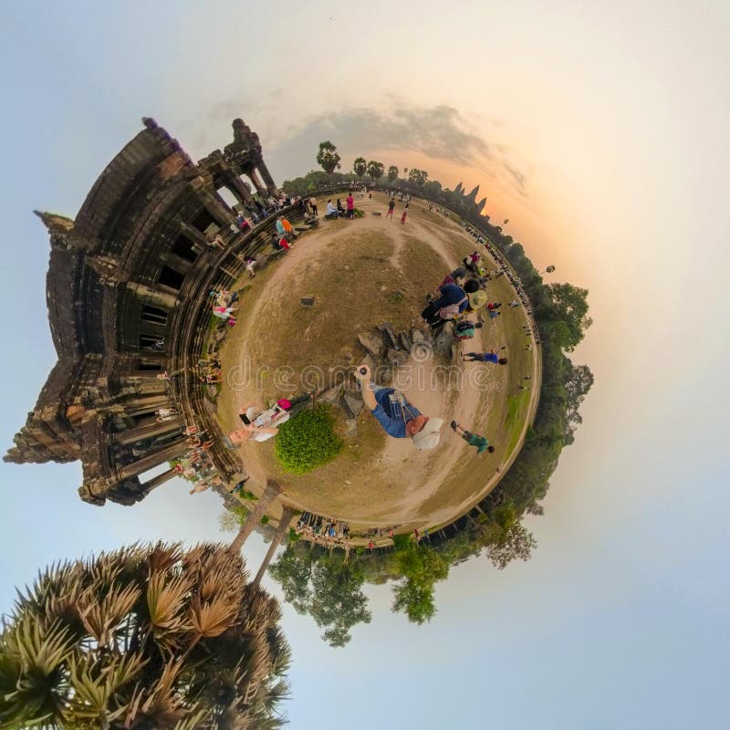 Ανατολή προσοχής Toruists στο ναό Angkor Wat στοκ εικόνα με δικαίωμα ελεύθερης χρήσης