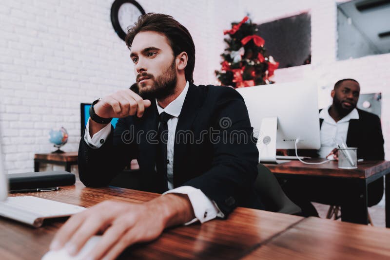 Ανατρέψτε την εργασία νεαρών άνδρων στην αρχή στη νέα παραμονή έτους στοκ φωτογραφίες Ανατρέψτε την εργασία νεαρών άνδρων στην αρχή στη νέα παραμονή έτους στοκ φωτογραφίες