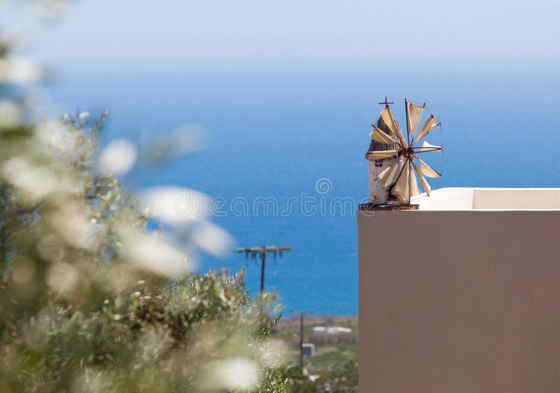 Ανεμόμυλος στη μικρογραφία στη στρωματοειδή φλέβα ενός πεζουλιού με τις απόψεις θάλασσας στοκ φωτογραφίες Ανεμόμυλος στη μικρογραφία στη στρωματοειδή φλέβα ενός πεζουλιού με τις απόψεις θάλασσας στοκ φωτογραφίες