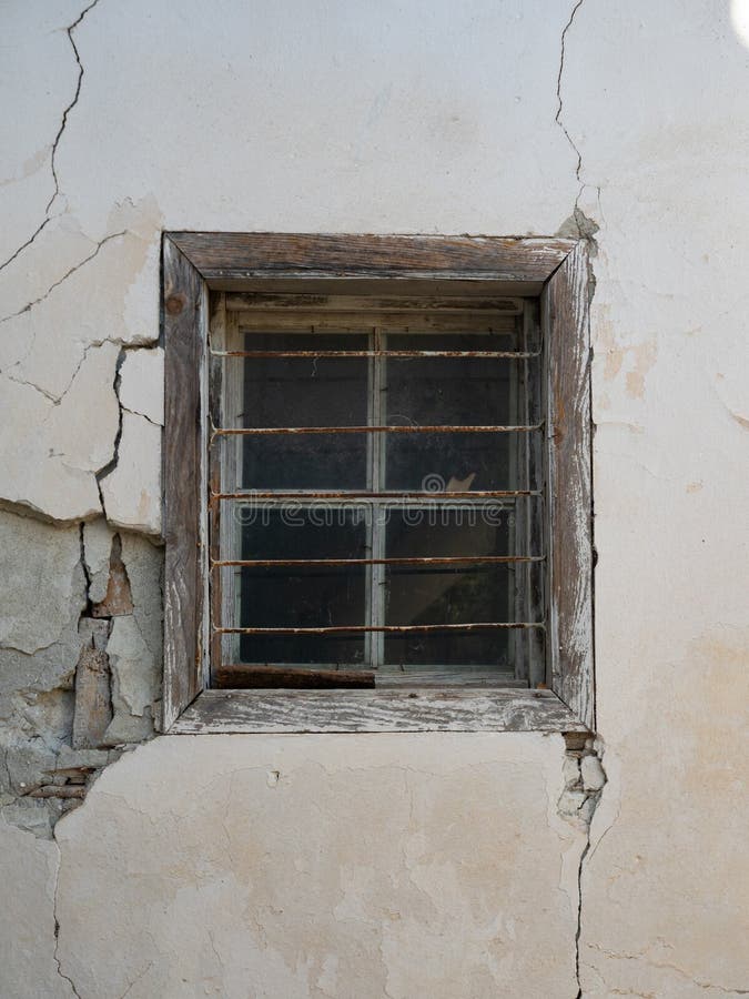 Ανεστραμμένο παράθυρο με μεταλλικές ράβδους σε τοίχους από σκυρόδεμα στοκ φωτογραφία Ανεστραμμένο παράθυρο με μεταλλικές ράβδους σε τοίχους από σκυρόδεμα στοκ φωτογραφία