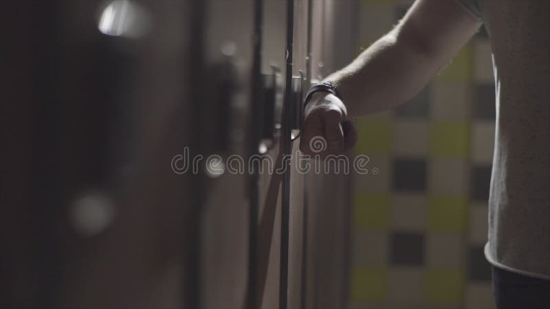 Ανθρώπινο ντουλάπι ανοίγματος χεριών με το ηλεκτρικό κλειδί στον καρπό του στη γυμναστική στο μεταβαλλόμενο δωμάτιο Πλαίσιο Κλείσ στοκ φωτογραφία με δικαίωμα ελεύθερης χρήσης Ανθρώπινο ντουλάπι ανοίγματος χεριών με το ηλεκτρικό κλειδί στον καρπό του στη γυμναστική στο μεταβαλλόμενο δωμάτιο Πλαίσιο Κλείσ στοκ φωτογραφία με δικαίωμα ελεύθερης χρήσης