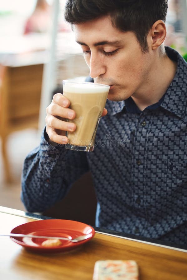 Ανθρώπινο πορτρέτο με τον καφέ latte στοκ φωτογραφία Ανθρώπινο πορτρέτο με τον καφέ latte στοκ φωτογραφία