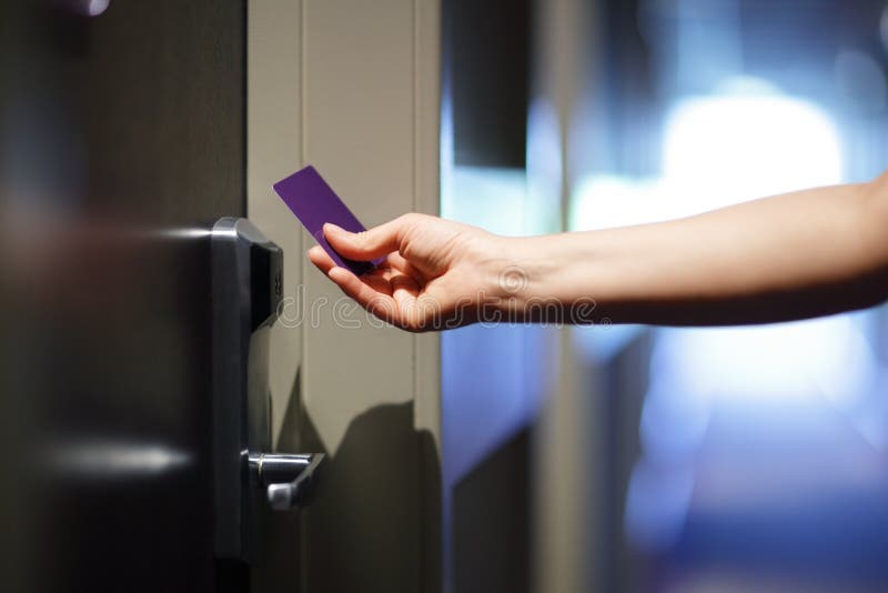 Ανοίγοντας πόρτα ξενοδοχείων με τη keyless κάρτα εισόδων στοκ εικόνα Ανοίγοντας πόρτα ξενοδοχείων με τη keyless κάρτα εισόδων στοκ εικόνα