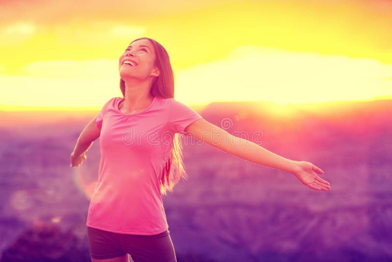 Ανοικτές αγκάλες γυναικών wellness ελευθερίας στο ηλιοβασίλεμα στοκ εικόνα με δικαίωμα ελεύθερης χρήσης Ανοικτές αγκάλες γυναικών wellness ελευθερίας στο ηλιοβασίλεμα στοκ εικόνα με δικαίωμα ελεύθερης χρήσης