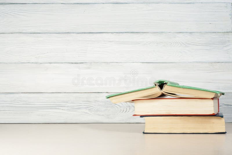Ανοικτό βιβλίο, βιβλία βιβλίων με σκληρό εξώφυλλο στον ξύλινο πίνακα Υπόβαθρο εκπαίδευσης πίσω σχολείο Διάστημα αντιγράφων για το στοκ εικόνες Ανοικτό βιβλίο, βιβλία βιβλίων με σκληρό εξώφυλλο στον ξύλινο πίνακα Υπόβαθρο εκπαίδευσης πίσω σχολείο Διάστημα αντιγράφων για το στοκ εικόνες