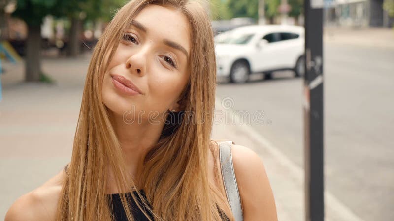 Ανοικτό καφέ μαλλιαρή νέα γυναίκα προσώπου που εξετάζει τον πυροβολισμό καμερών steadicam Όμορφη γυναίκα πορτρέτου στην αστική οδ απόθεμα βίντεο