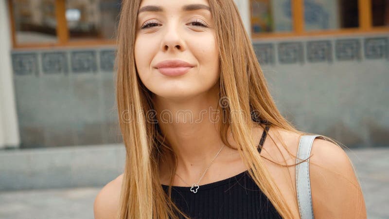 Ανοικτό καφέ μαλλιαρή νέα γυναίκα προσώπου που εξετάζει τον πυροβολισμό καμερών steadicam Όμορφη γυναίκα πορτρέτου στην αστική οδ φιλμ μικρού μήκους