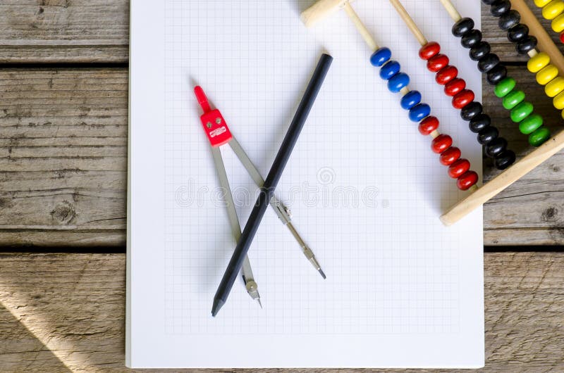 Ανοικτό σημειωματάριο math με τα χρωματισμένα μετρώντας compas αβάκων και χάλυβα στοκ φωτογραφίες Ανοικτό σημειωματάριο math με τα χρωματισμένα μετρώντας compas αβάκων και χάλυβα στοκ φωτογραφίες
