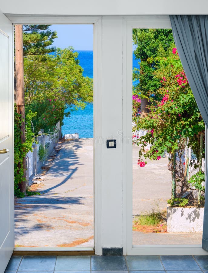 Ανοιχτή πόρτα με μια άποψη του πράσινου λιβαδιού που φωτίζεται από τη φωτεινή ηλιοφάνεια στοκ φωτογραφίες με δικαίωμα ελεύθερης χρήσης Ανοιχτή πόρτα με μια άποψη του πράσινου λιβαδιού που φωτίζεται από τη φωτεινή ηλιοφάνεια στοκ φωτογραφίες με δικαίωμα ελεύθερης χρήσης