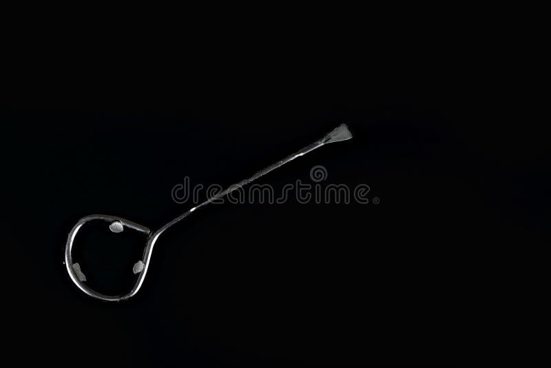 Ανοιχτήρι δοχείων χρωμάτων στο μαύρο υπόβαθρο στοκ φωτογραφία Ανοιχτήρι δοχείων χρωμάτων στο μαύρο υπόβαθρο στοκ φωτογραφία
