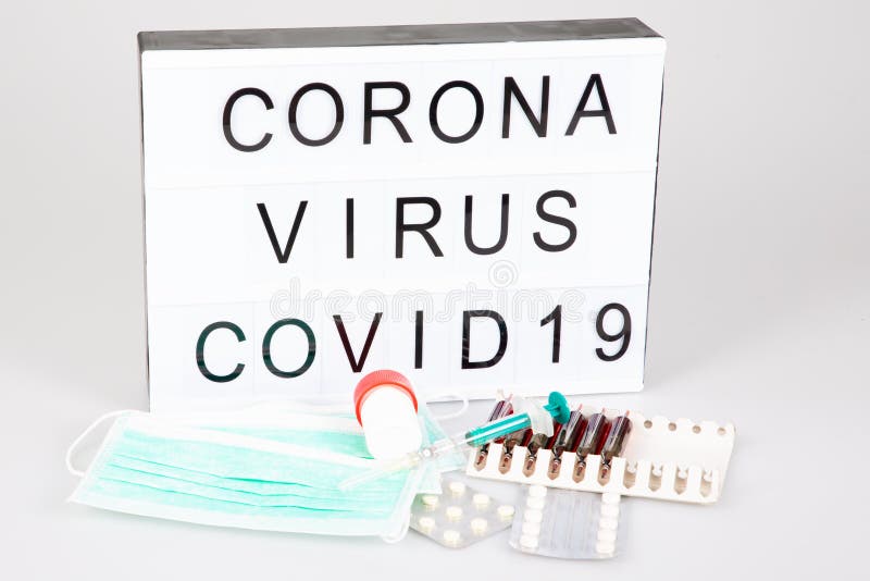 ανοιχτό πλαίσιο με περιεχόμενο coronavirus με υγρό καψάκιο φαρμάκου και προστατευτική μάσκα στοκ φωτογραφία με δικαίωμα ελεύθερης χρήσης